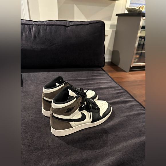 Women’s Jordan 1 Retro High Dark Mocha - Picture 7 of 10